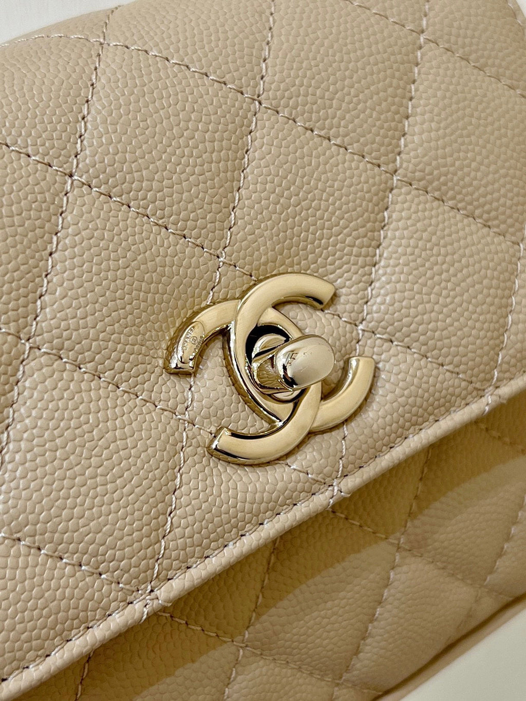 CC 24K COCO HANLE NANO 18CM CUIR DE VEAU GRAINÉ BEIGE QUINCAILLERIE DORÉ