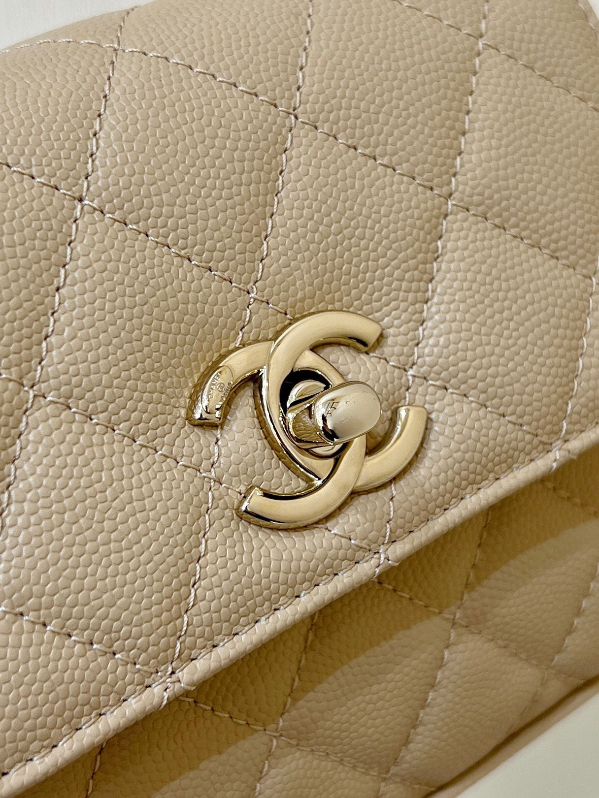 CC 24K COCO HANLE NANO 18CM CUIR DE VEAU GRAINÉ BEIGE QUINCAILLERIE DORÉ
