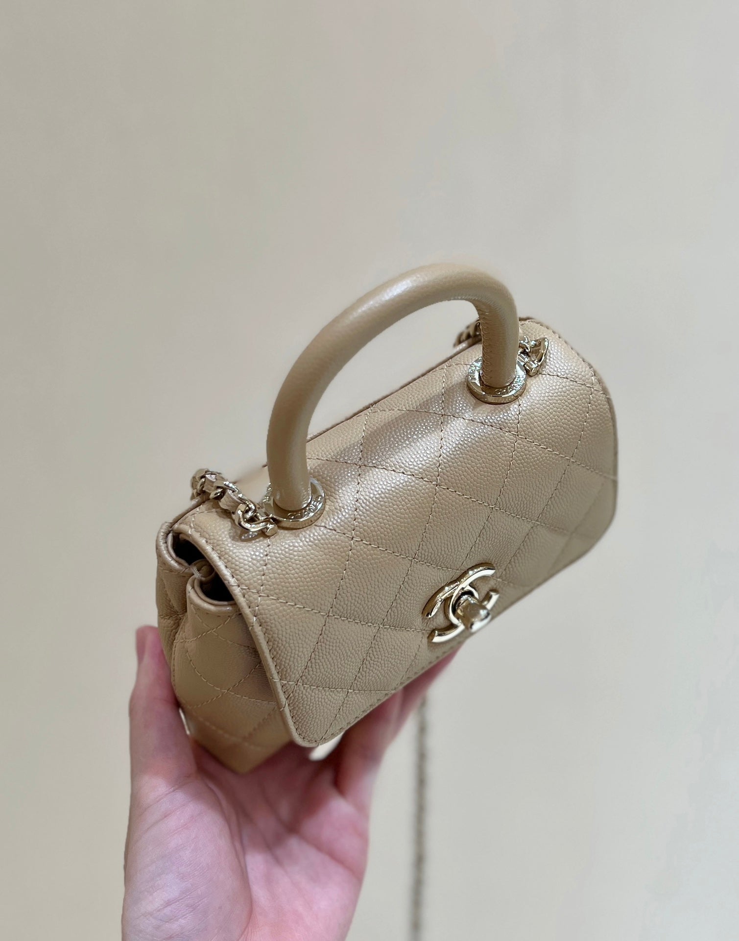 CC 24K COCO HANLE NANO 18CM CUIR DE VEAU GRAINÉ BEIGE QUINCAILLERIE DORÉ