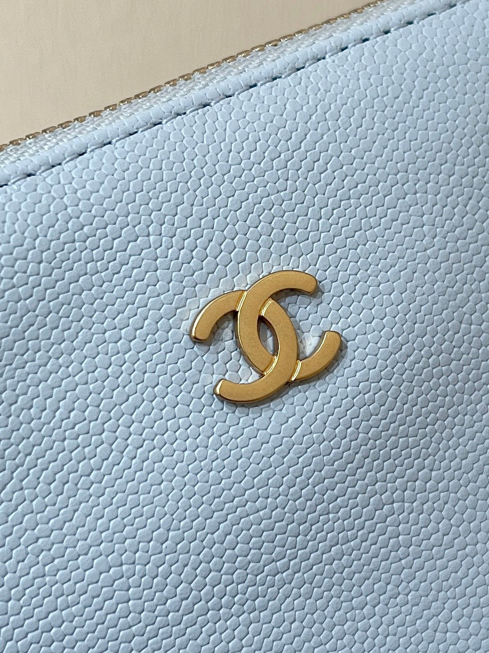 SAC CC 24K HOBO 22 EN CUIR DE VEAU GRAINÉ BLEU NUAGE