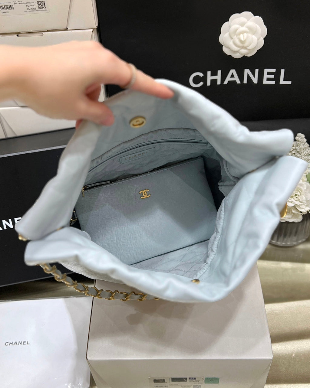 SAC CC 24K HOBO 22 EN CUIR DE VEAU GRAINÉ BLEU NUAGE
