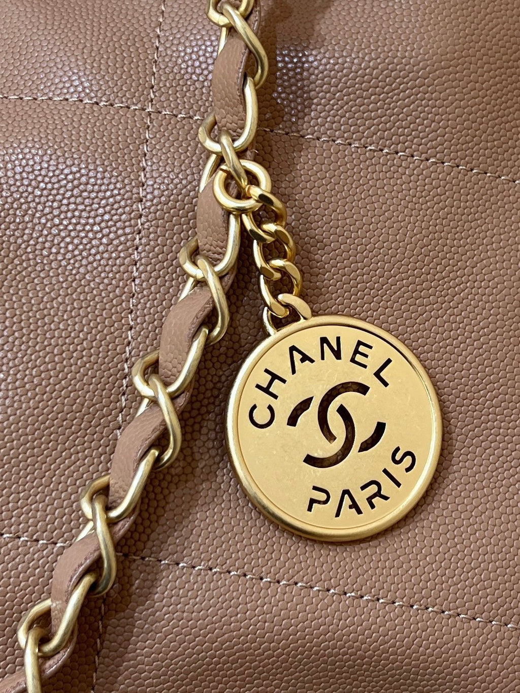 SAC CC HOBO 22 24K EN CUIR DE VEAU GRAINÉ MARRON
