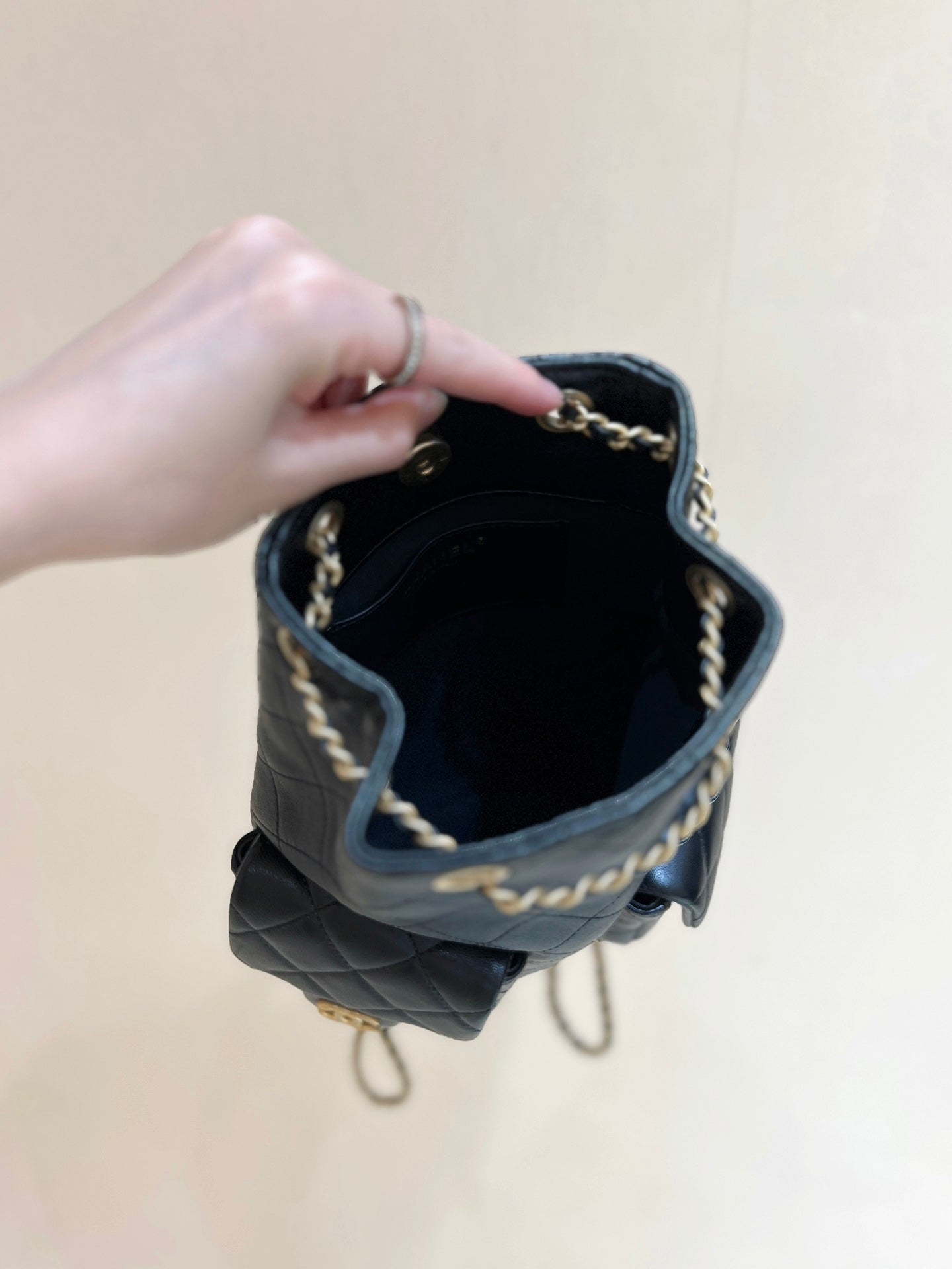 SAC À DOS 25C 18CM EN VEAU NOIR QUINCAILLERIE OR