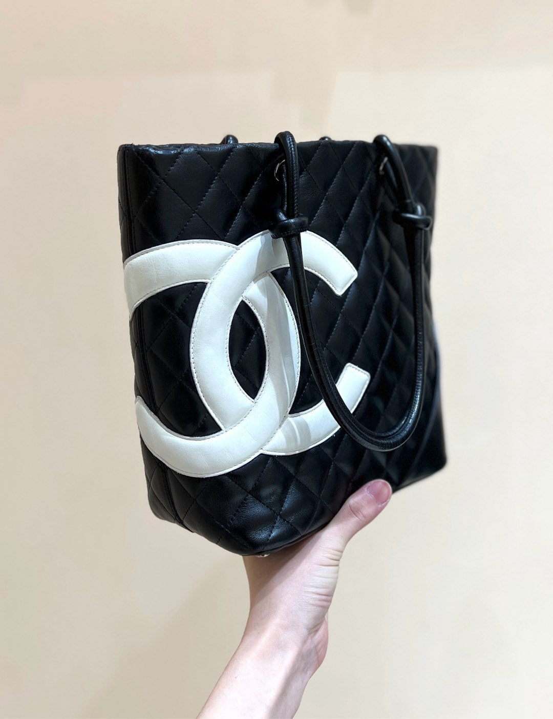 CC CAMBON TOTE 24CM BLACK WHITE QUILTED CALFSIN