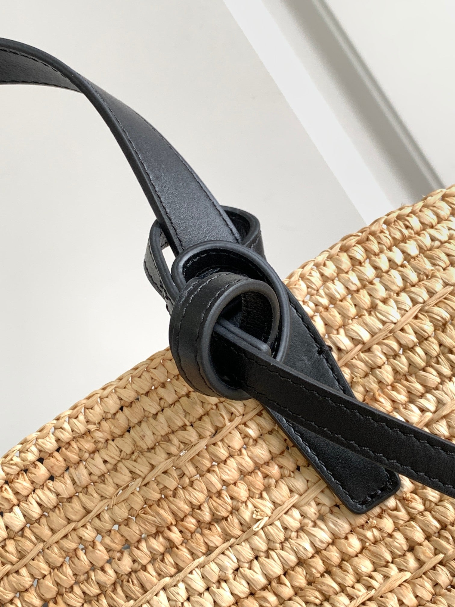 SAC CLASSIQUE ADO SOUPLE 21CM EN RAPHIA CUIR DE VEAU NOIR