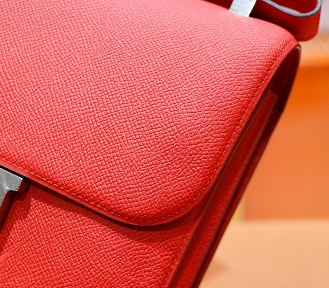 CONSTANCE 24 CUIR EPSOM ROUGE QUINCAILLERIE ARGENTÉE