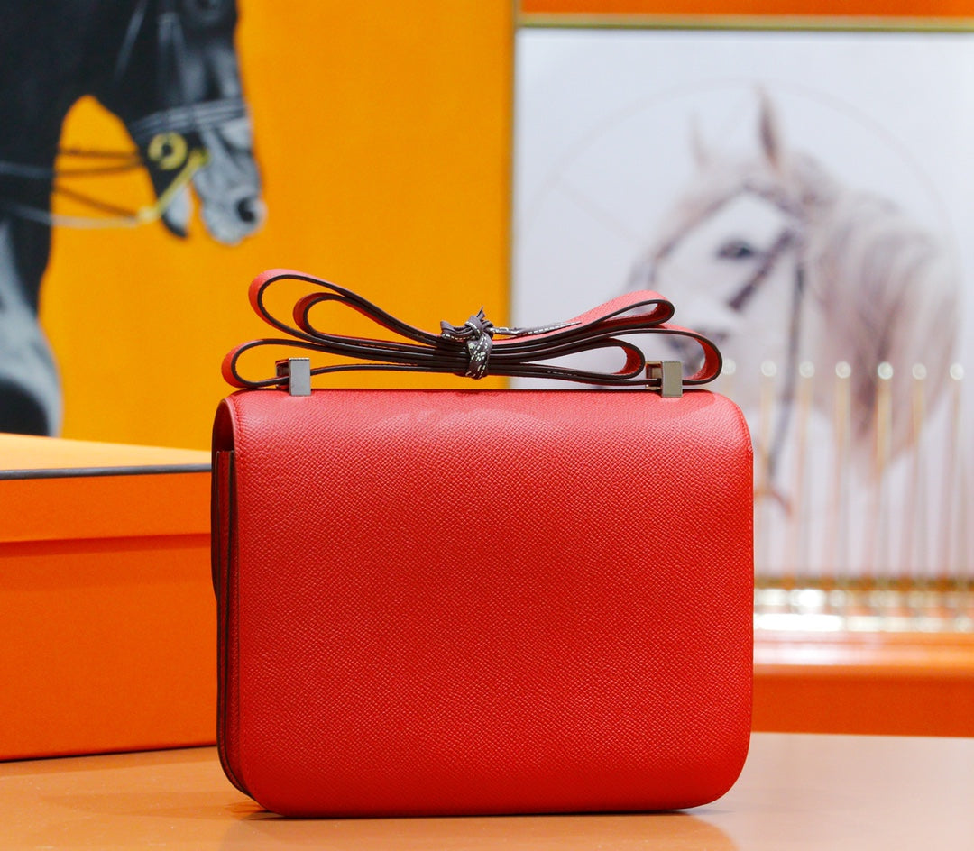 CONSTANCE 24 CUIR EPSOM ROUGE QUINCAILLERIE ARGENTÉE