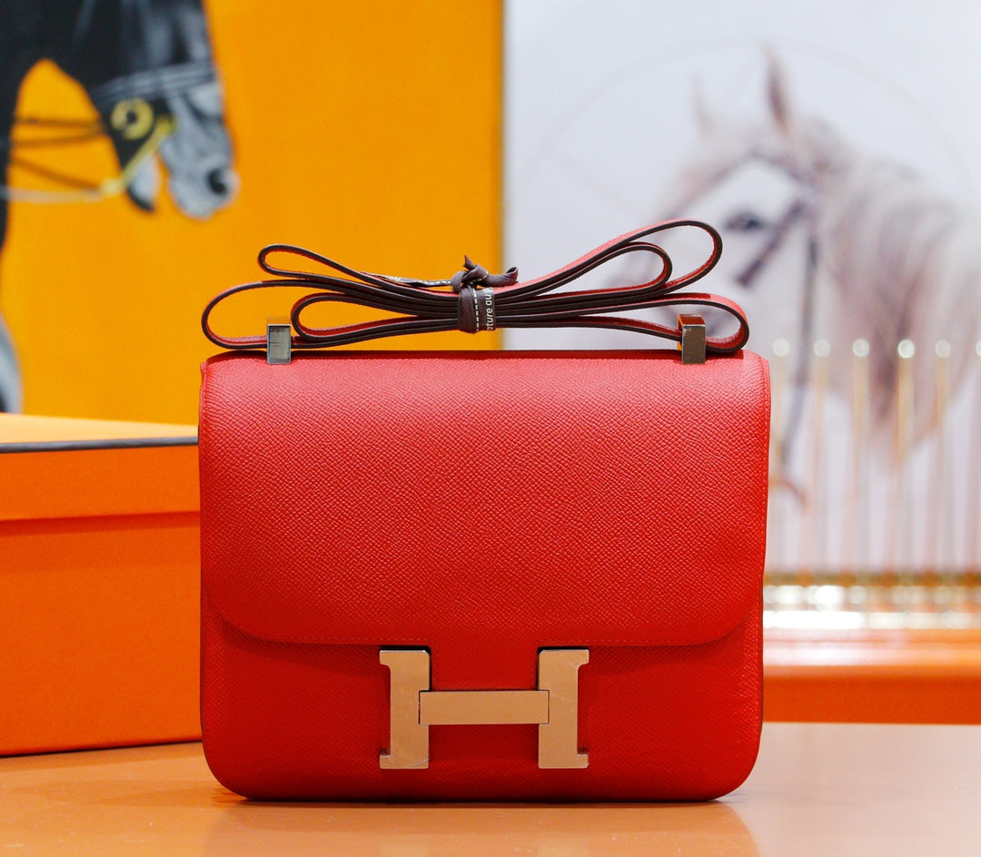 CONSTANCE 24 CUIR EPSOM ROUGE QUINCAILLERIE ARGENTÉE
