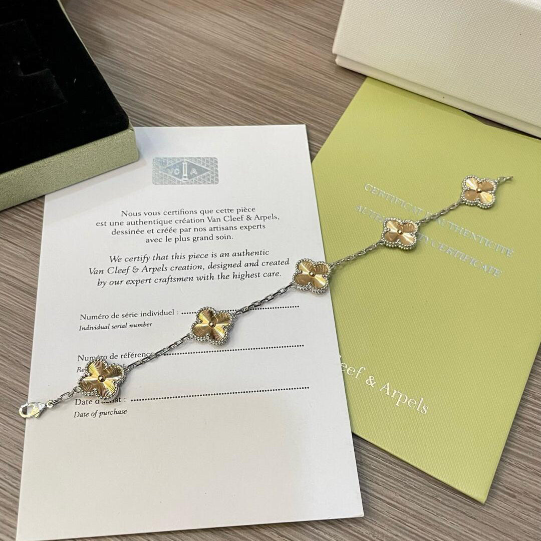 CLOVER  5 MOTIFS  CHRISTMAS LIMITED EDITION BRACELET