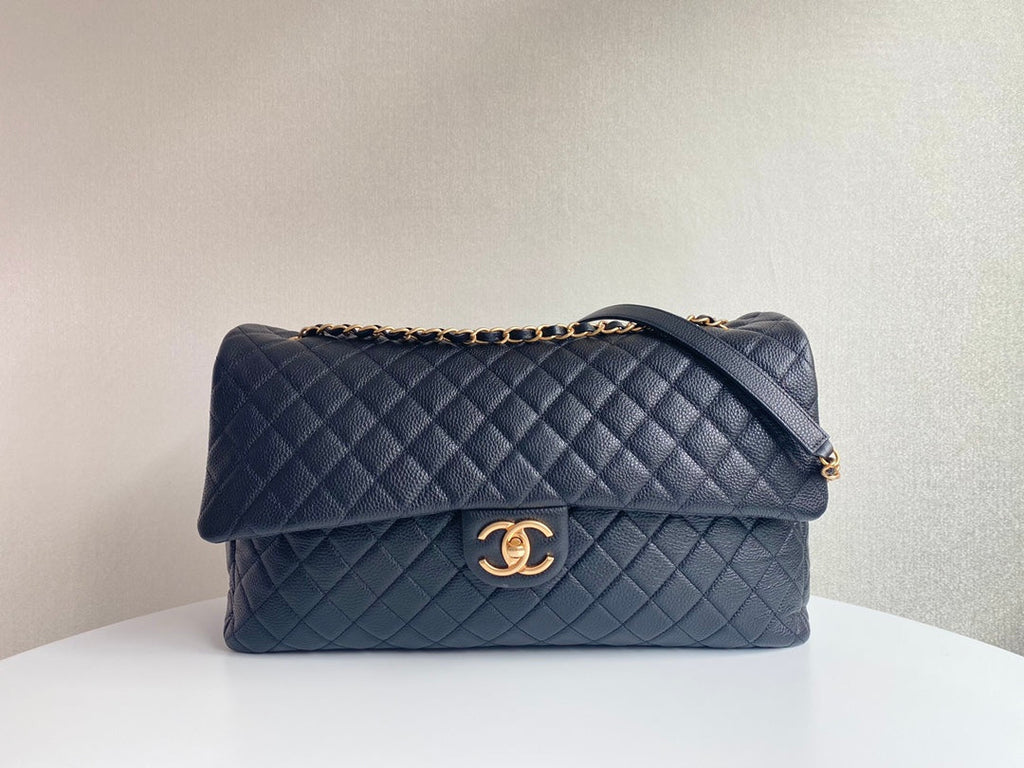 SAC À RABAT 46 CM QUINCAILLERIE DORÉE CUIR DE VEAU NOIR