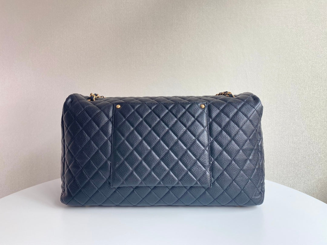 SAC À RABAT 46 CM QUINCAILLERIE DORÉE CUIR DE VEAU NOIR