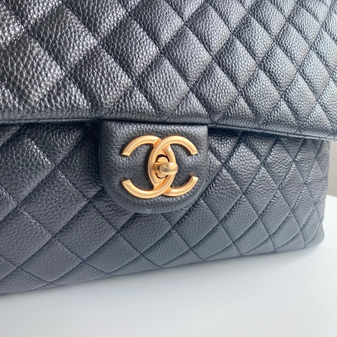 SAC À RABAT 46 CM QUINCAILLERIE DORÉE CUIR DE VEAU NOIR