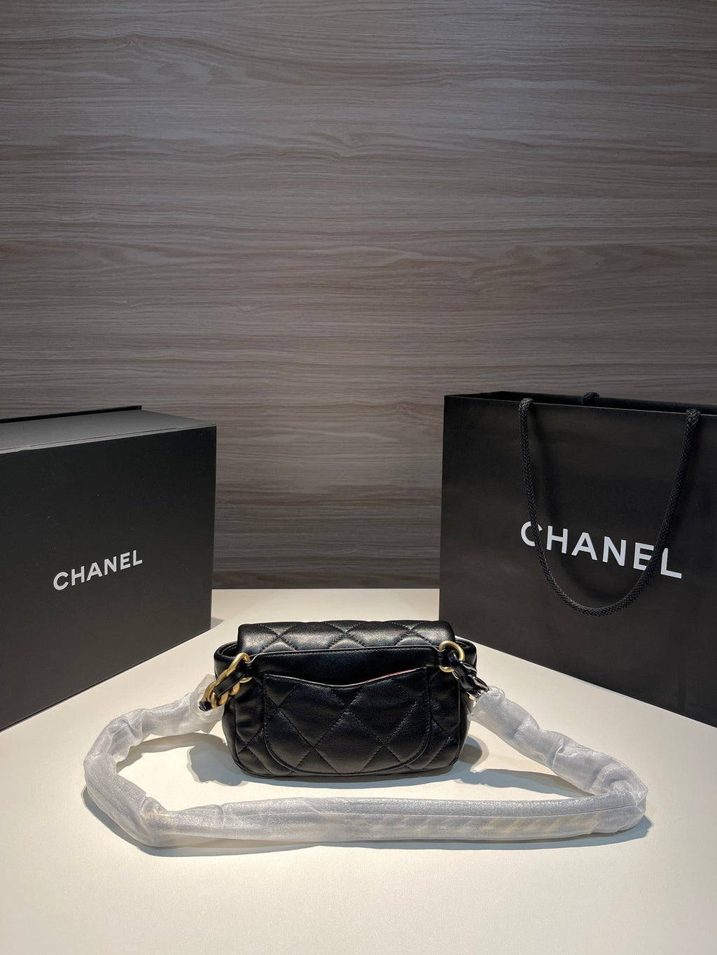 SAC À RABAT 20 CM QUINCAILLERIE DORÉE CUIR DE VEAU NOIR