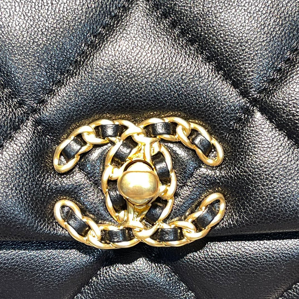 SAC À RABAT 20 CM QUINCAILLERIE DORÉE CUIR DE VEAU NOIR