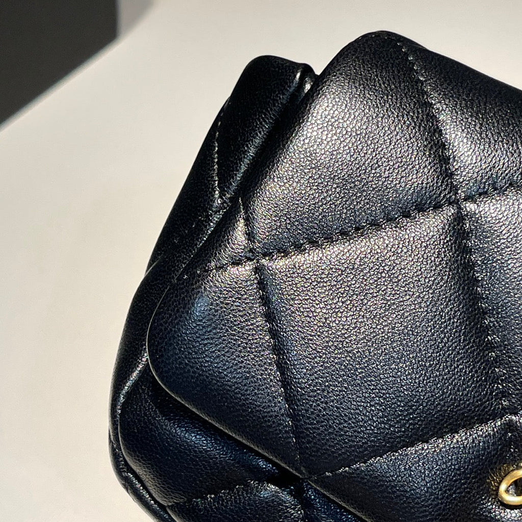 SAC À RABAT 20 CM QUINCAILLERIE DORÉE CUIR DE VEAU NOIR