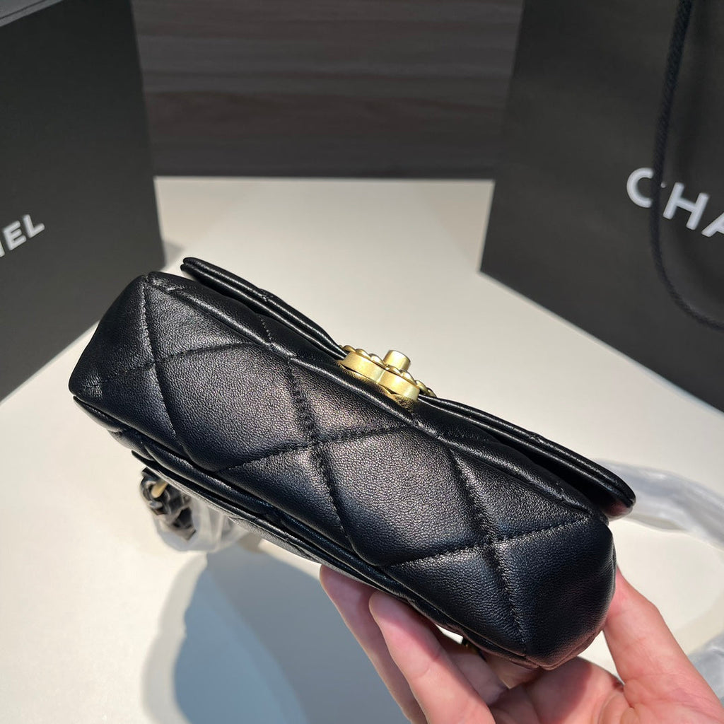 SAC À RABAT 20 CM QUINCAILLERIE DORÉE CUIR DE VEAU NOIR