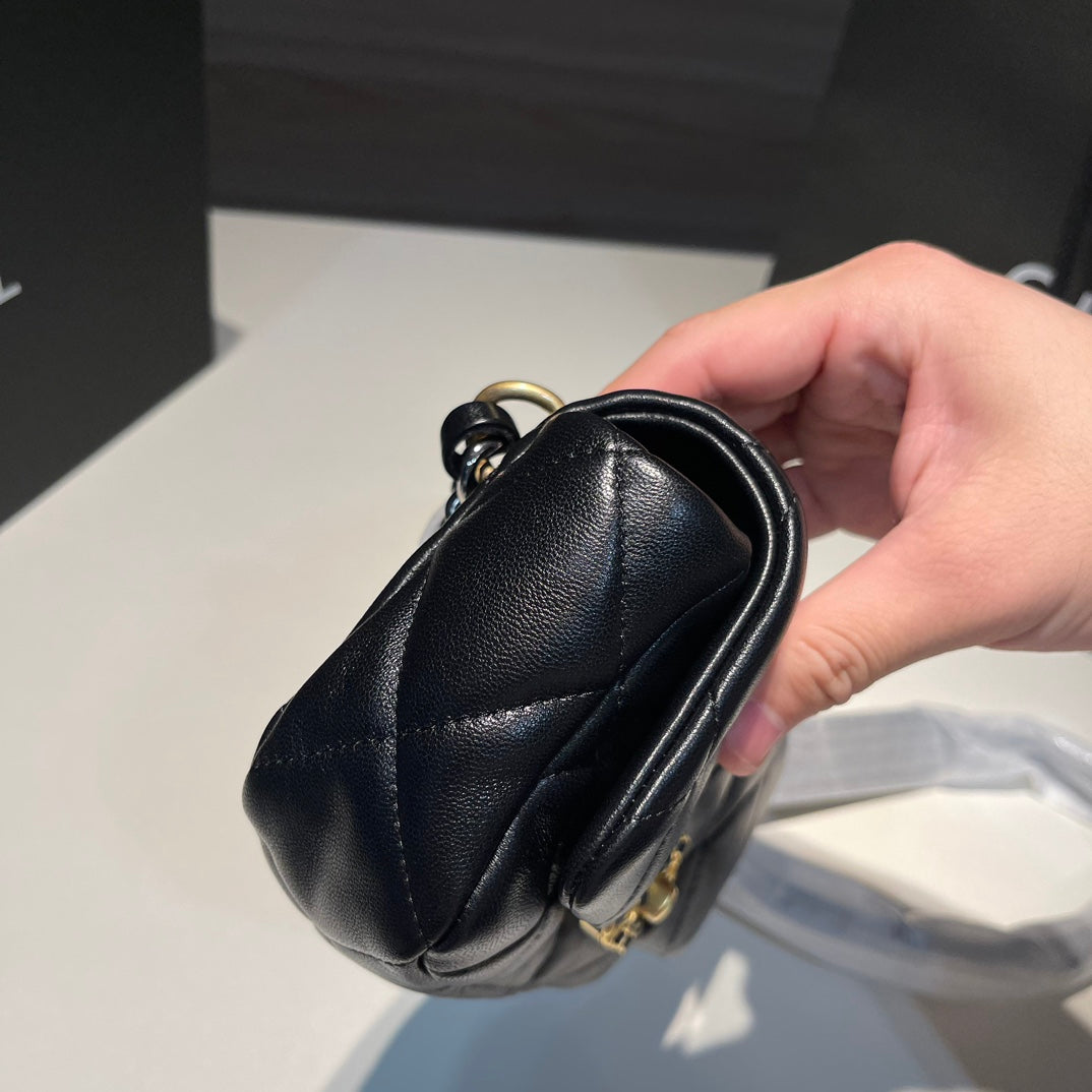 SAC À RABAT 20 CM QUINCAILLERIE DORÉE CUIR DE VEAU NOIR