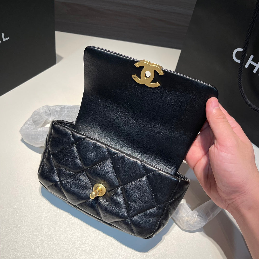 SAC À RABAT 20 CM QUINCAILLERIE DORÉE CUIR DE VEAU NOIR