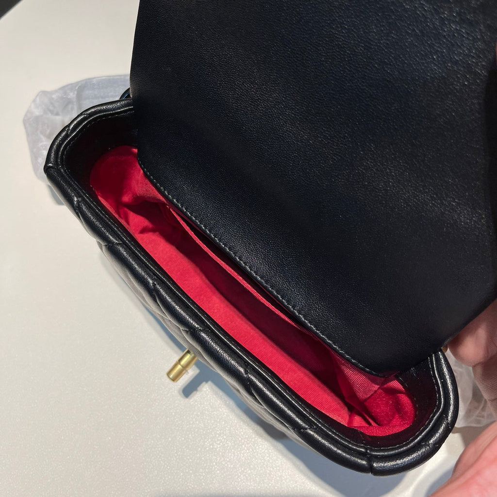 SAC À RABAT 20 CM QUINCAILLERIE DORÉE CUIR DE VEAU NOIR