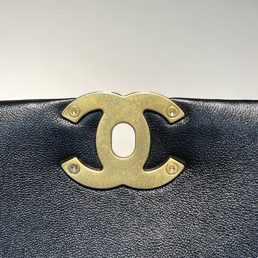 SAC À RABAT 20 CM QUINCAILLERIE DORÉE CUIR DE VEAU NOIR