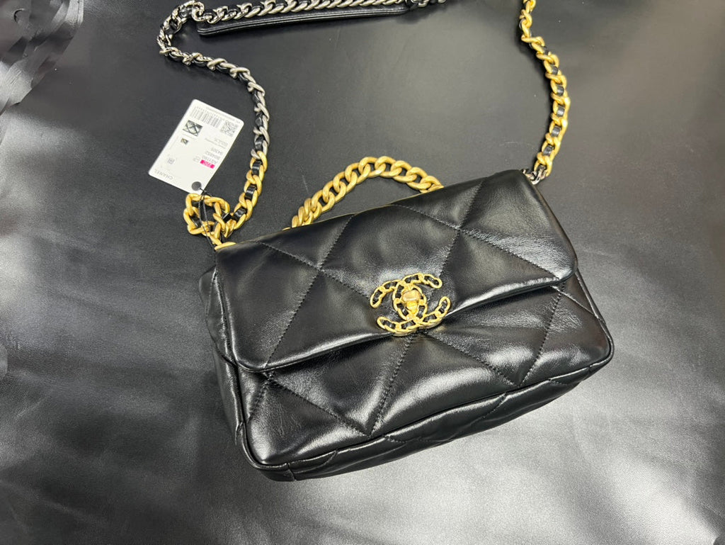 SAC À RABAT 26 CM QUINCAILLERIE DORÉE CUIR DE VEAU NOIR
