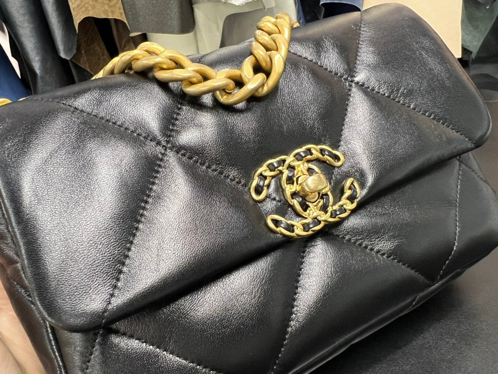 SAC À RABAT 26 CM QUINCAILLERIE DORÉE CUIR DE VEAU NOIR