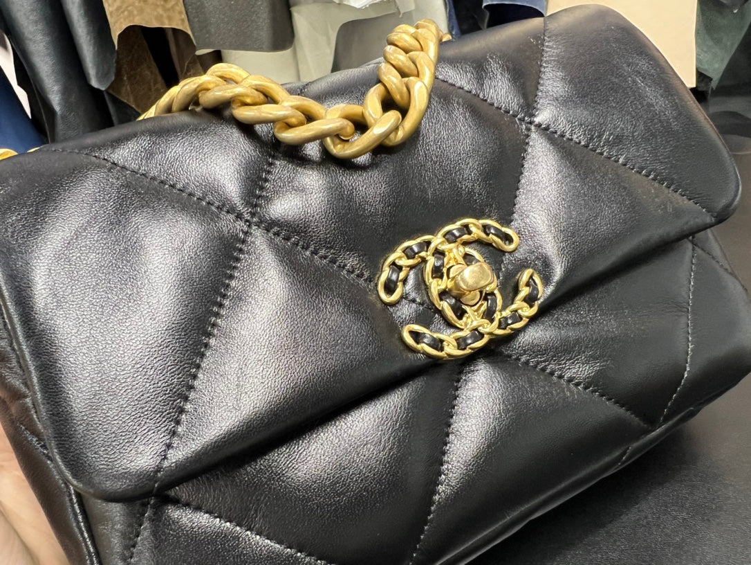 SAC À RABAT 26 CM QUINCAILLERIE DORÉE CUIR DE VEAU NOIR