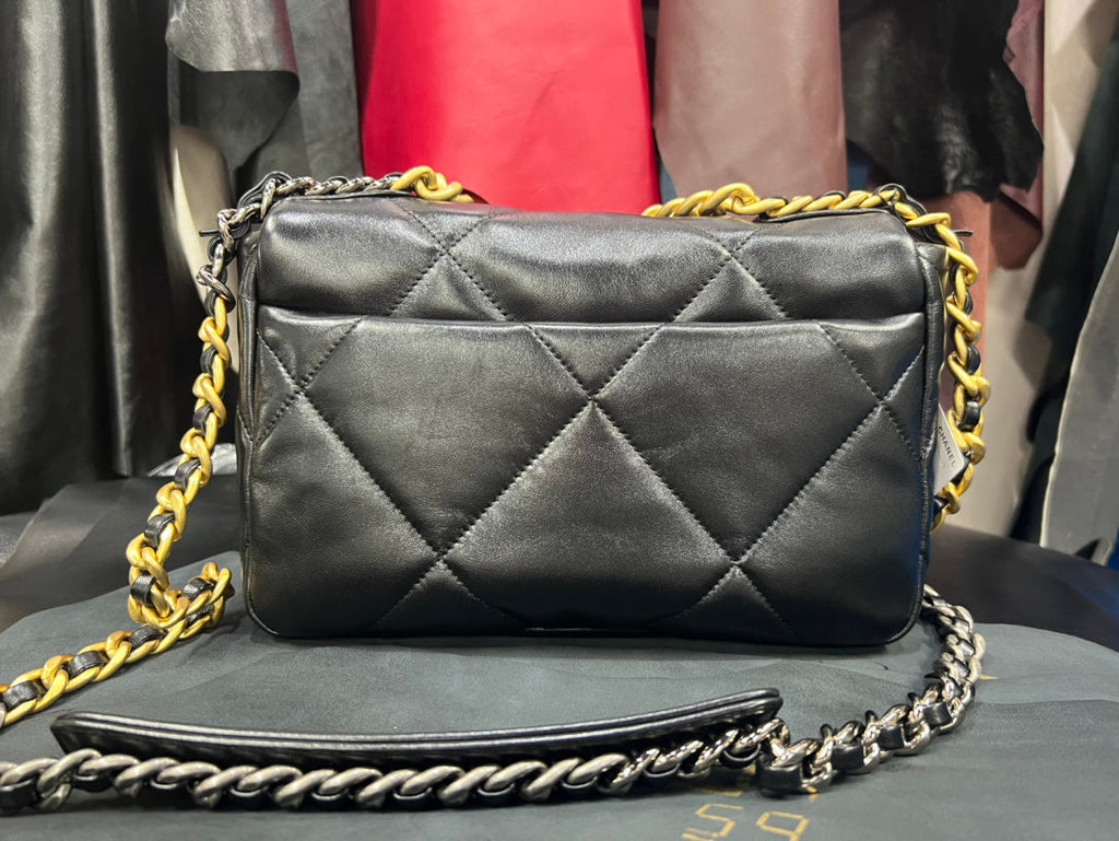 SAC À RABAT 26 CM QUINCAILLERIE DORÉE CUIR DE VEAU NOIR