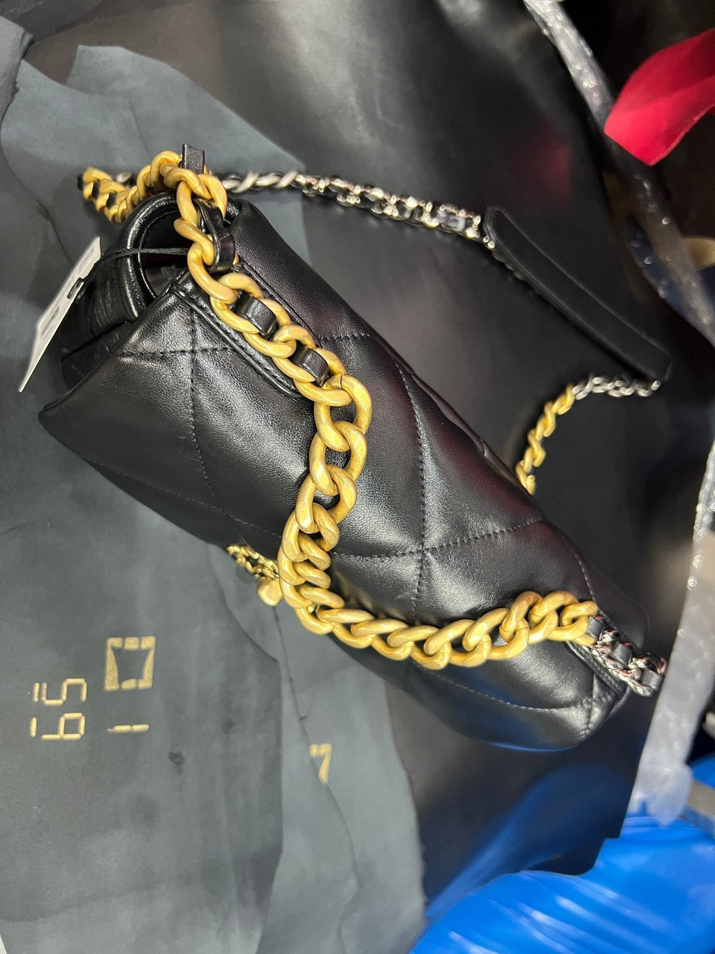 SAC À RABAT 26 CM QUINCAILLERIE DORÉE CUIR DE VEAU NOIR