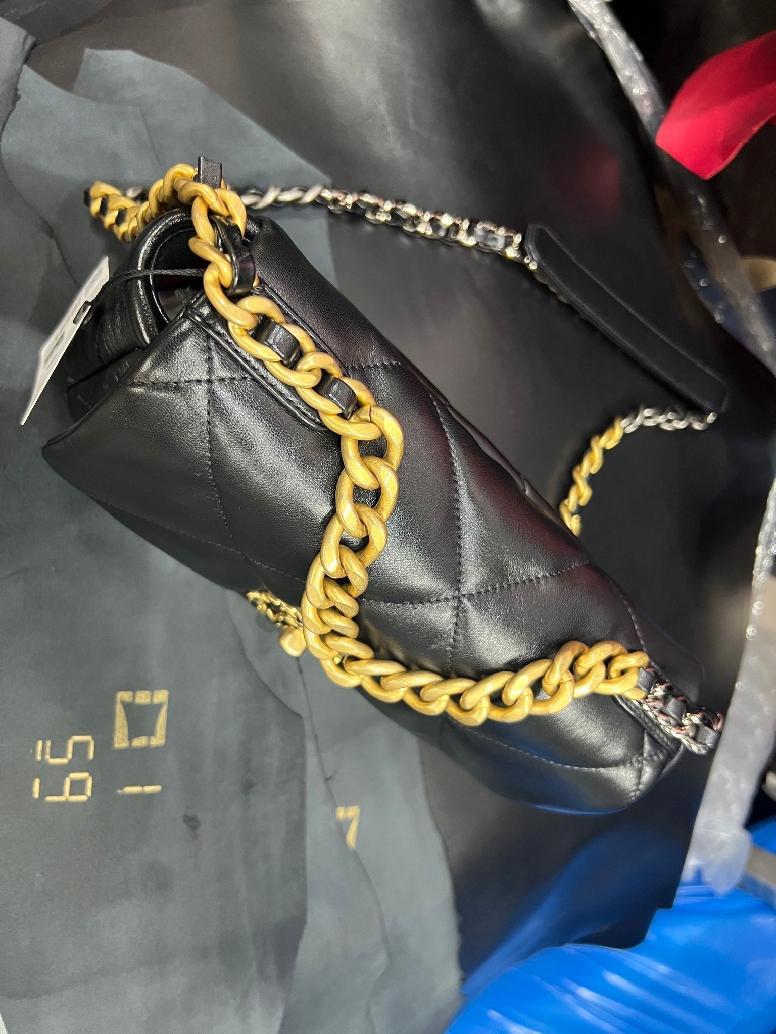 SAC À RABAT 26 CM QUINCAILLERIE DORÉE CUIR DE VEAU NOIR
