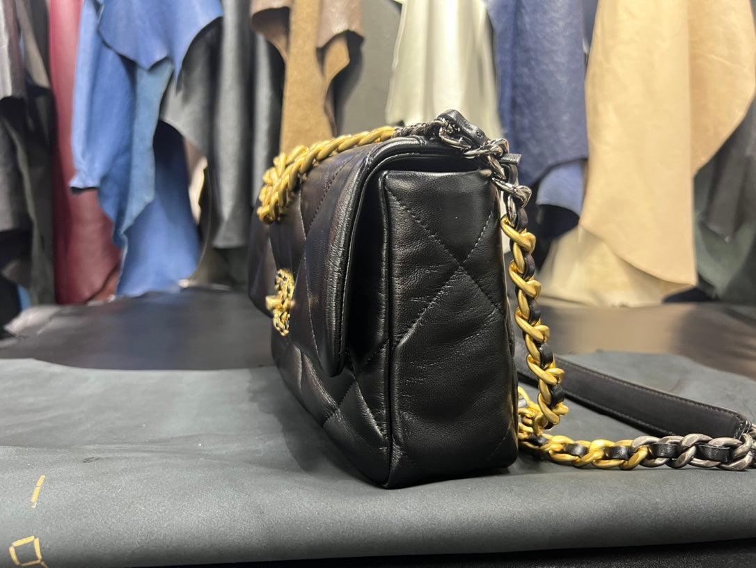 SAC À RABAT 26 CM QUINCAILLERIE DORÉE CUIR DE VEAU NOIR