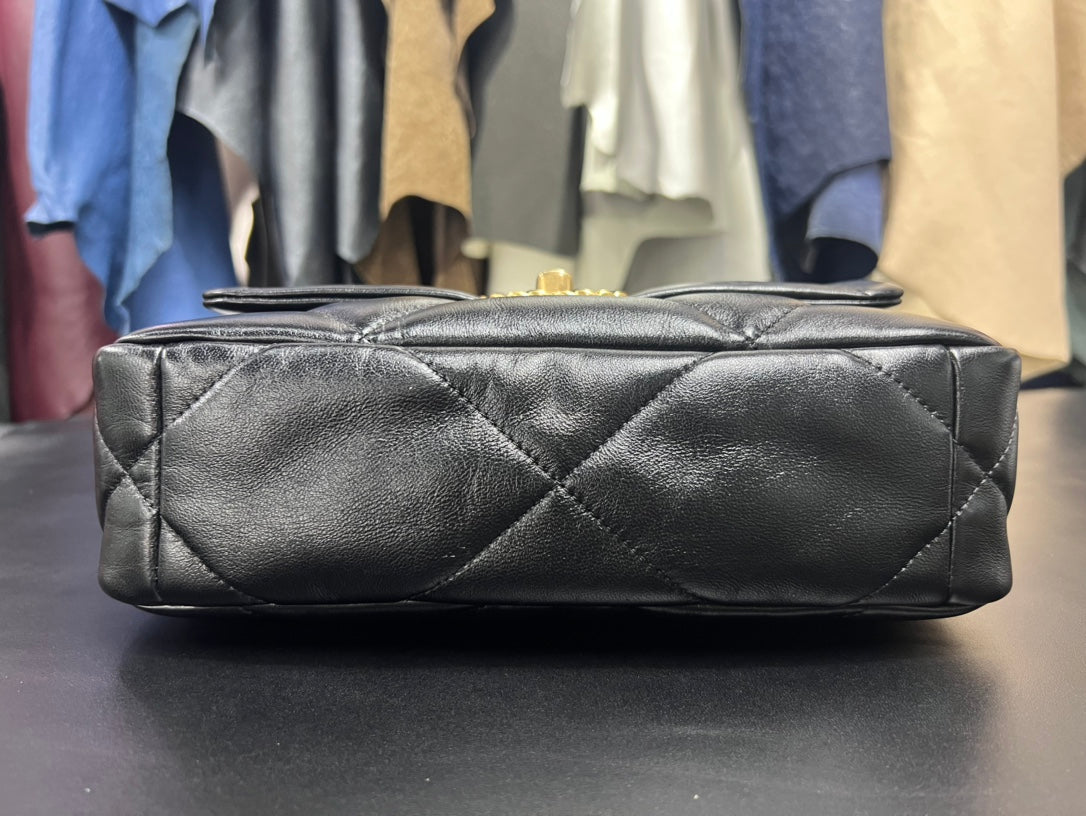 SAC À RABAT 26 CM QUINCAILLERIE DORÉE CUIR DE VEAU NOIR