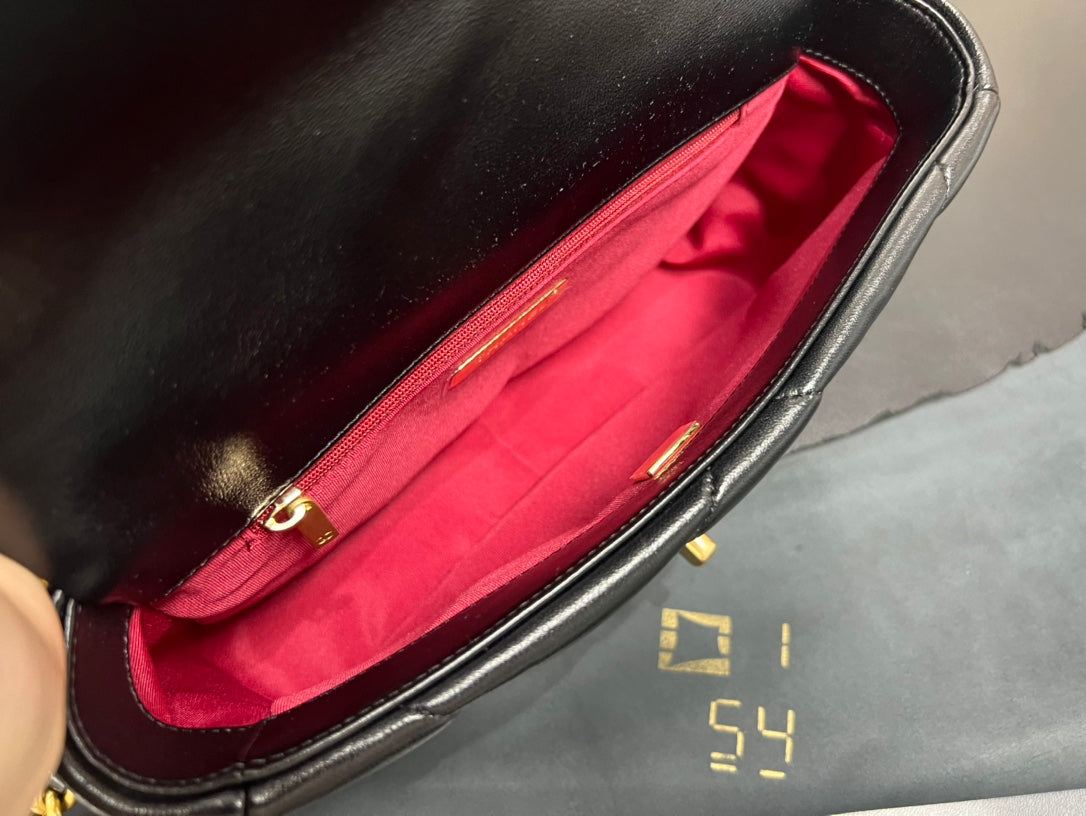 SAC À RABAT 26 CM QUINCAILLERIE DORÉE CUIR DE VEAU NOIR
