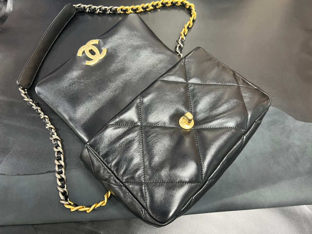 SAC À RABAT 26 CM QUINCAILLERIE DORÉE CUIR DE VEAU NOIR