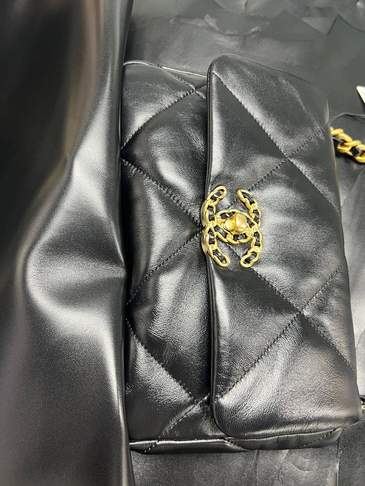 SAC À RABAT 26 CM QUINCAILLERIE DORÉE CUIR DE VEAU NOIR