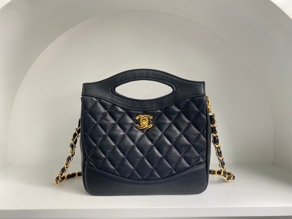 CC 22 HOBO 35CM CUIR DE VEAU MATELASSÉ NOIR QUINCAILLERIE DORÉ