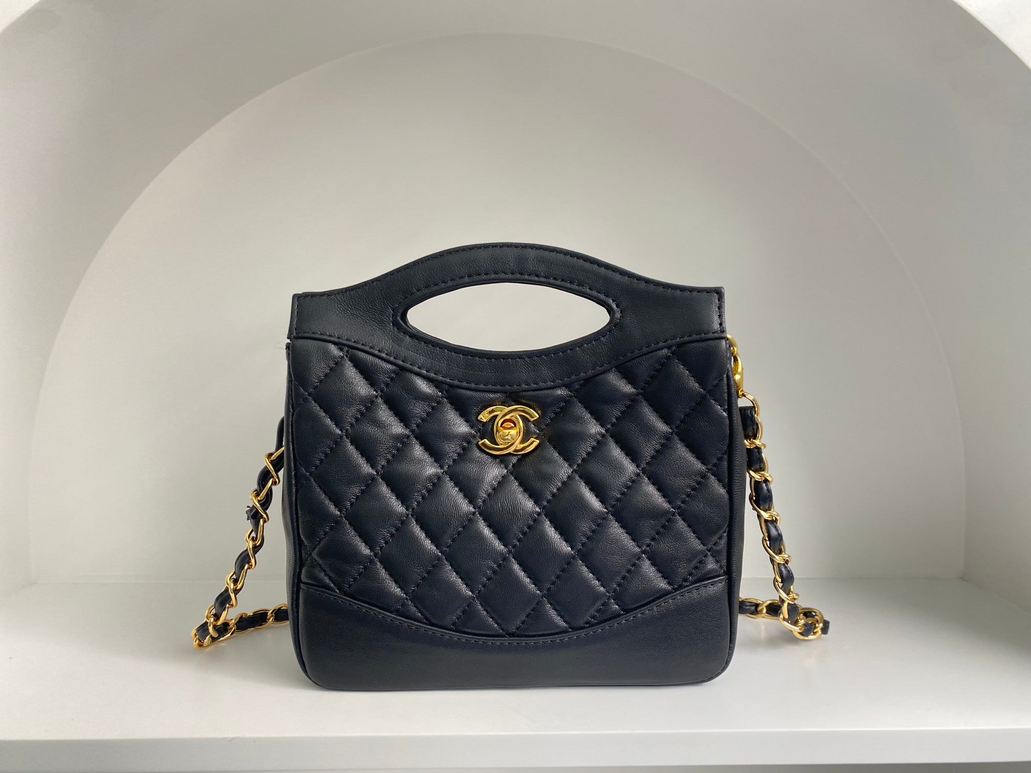 CC 22 HOBO 35CM BLACK QUILTED CALFSKIN GOLD HARDWARE