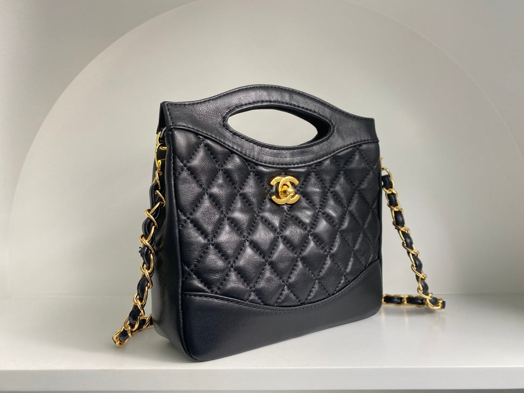 CC 22 HOBO 35CM CUIR DE VEAU MATELASSÉ NOIR QUINCAILLERIE DORÉ
