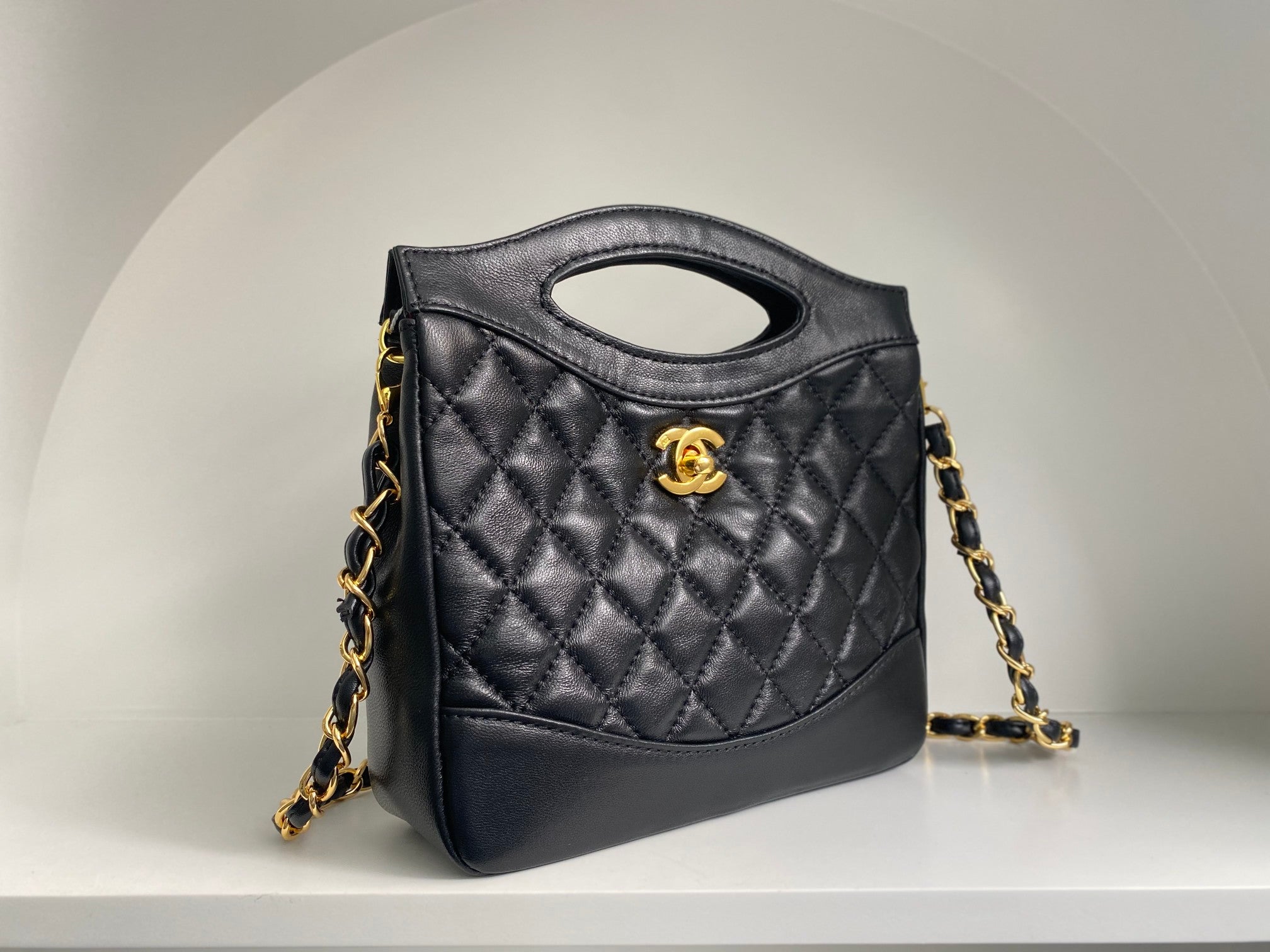 CC 22 HOBO 35CM BLACK QUILTED CALFSKIN GOLD HARDWARE