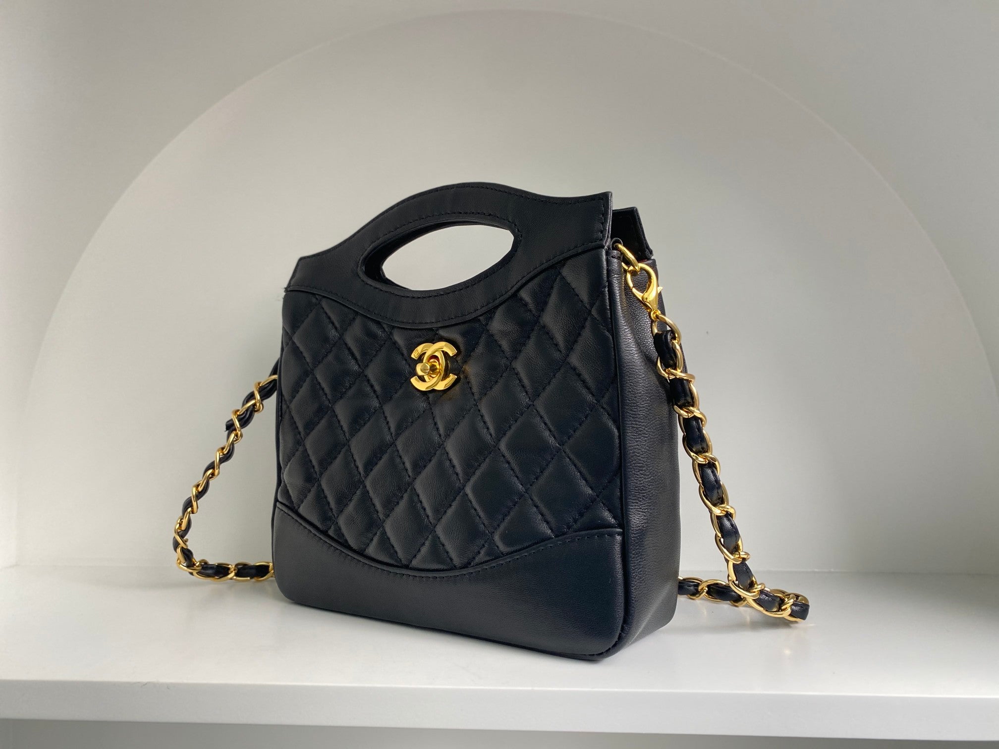 CC 22 HOBO 35CM BLACK QUILTED CALFSKIN GOLD HARDWARE