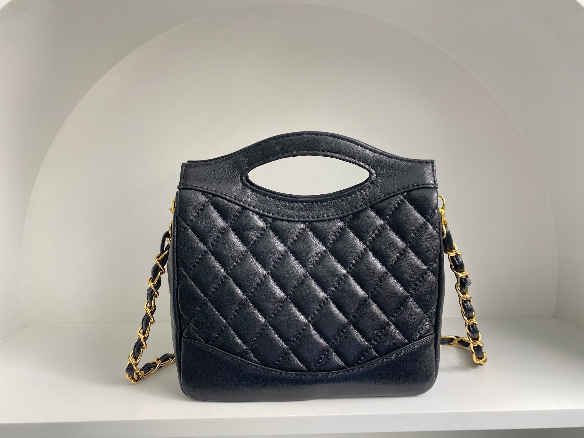 CC 22 HOBO 35CM BLACK QUILTED CALFSKIN GOLD HARDWARE