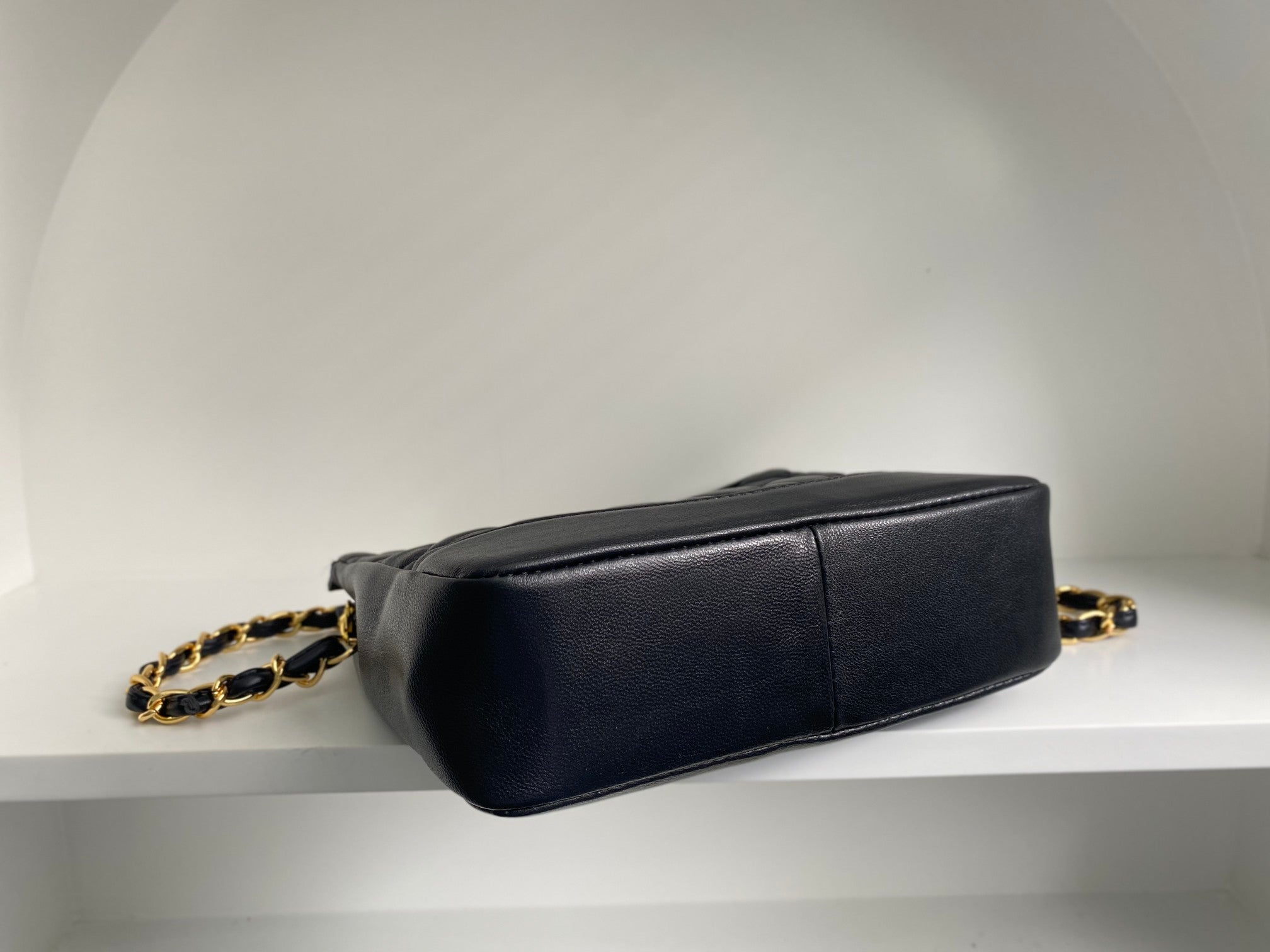 CC 22 HOBO 35CM BLACK QUILTED CALFSKIN GOLD HARDWARE