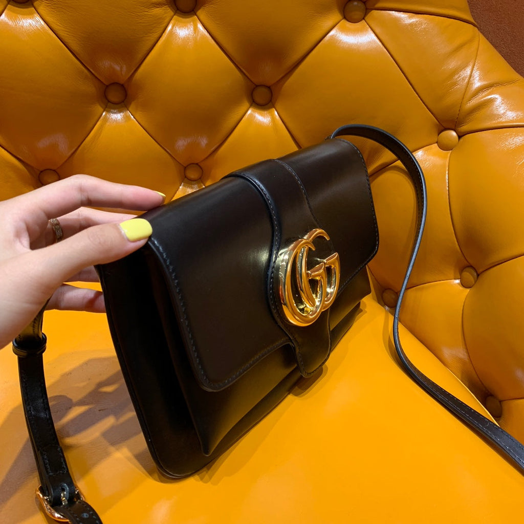 SAC GG ARLI 25 CM EN CUIR DE VEAU NOIR QUINCAILLERIE DORÉ