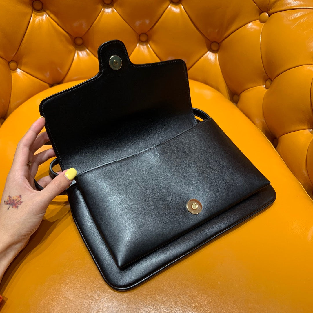 SAC GG ARLI 25 CM EN CUIR DE VEAU NOIR QUINCAILLERIE DORÉ
