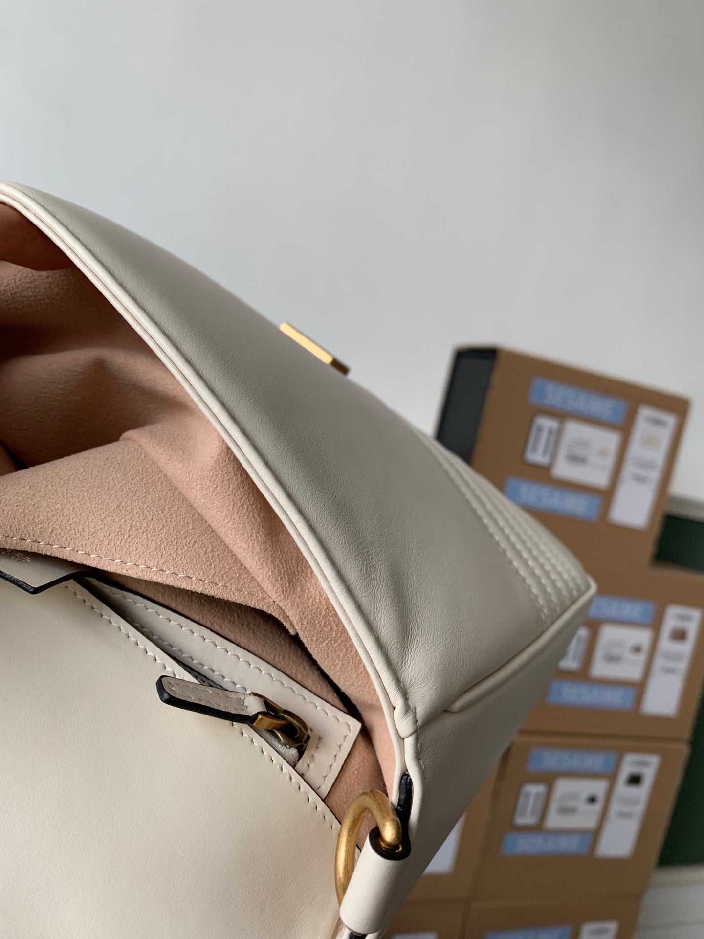 GG MARMONT 26,5 CM EN CUIR DE VEAU BLANC AVEC QUINCAILLERIE DORÉ