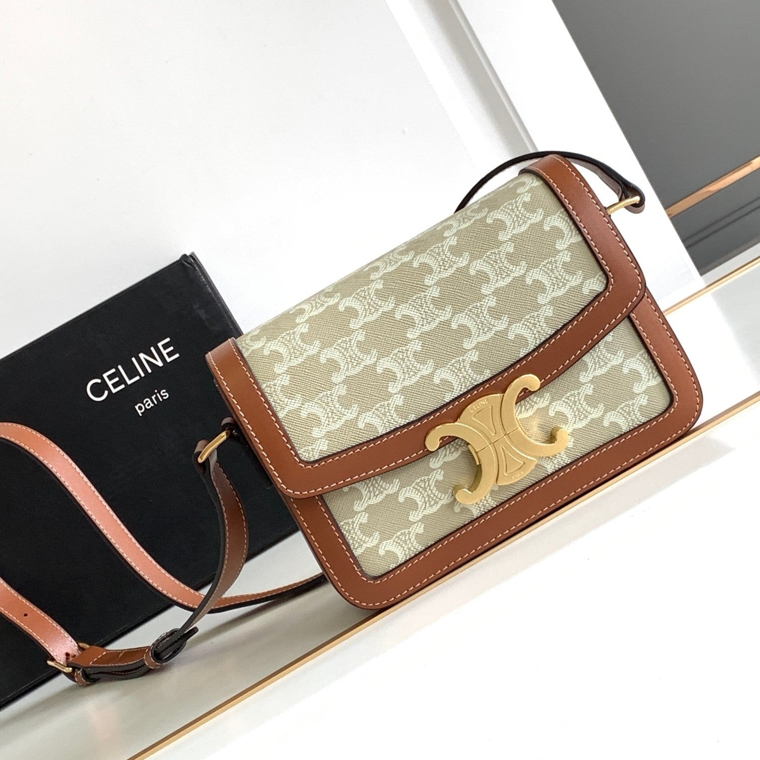 TEEN TRIOMPHE 18,5 CM TOILE MONOGRAMME BEIGE ET CUIR DE VEAU BRUN