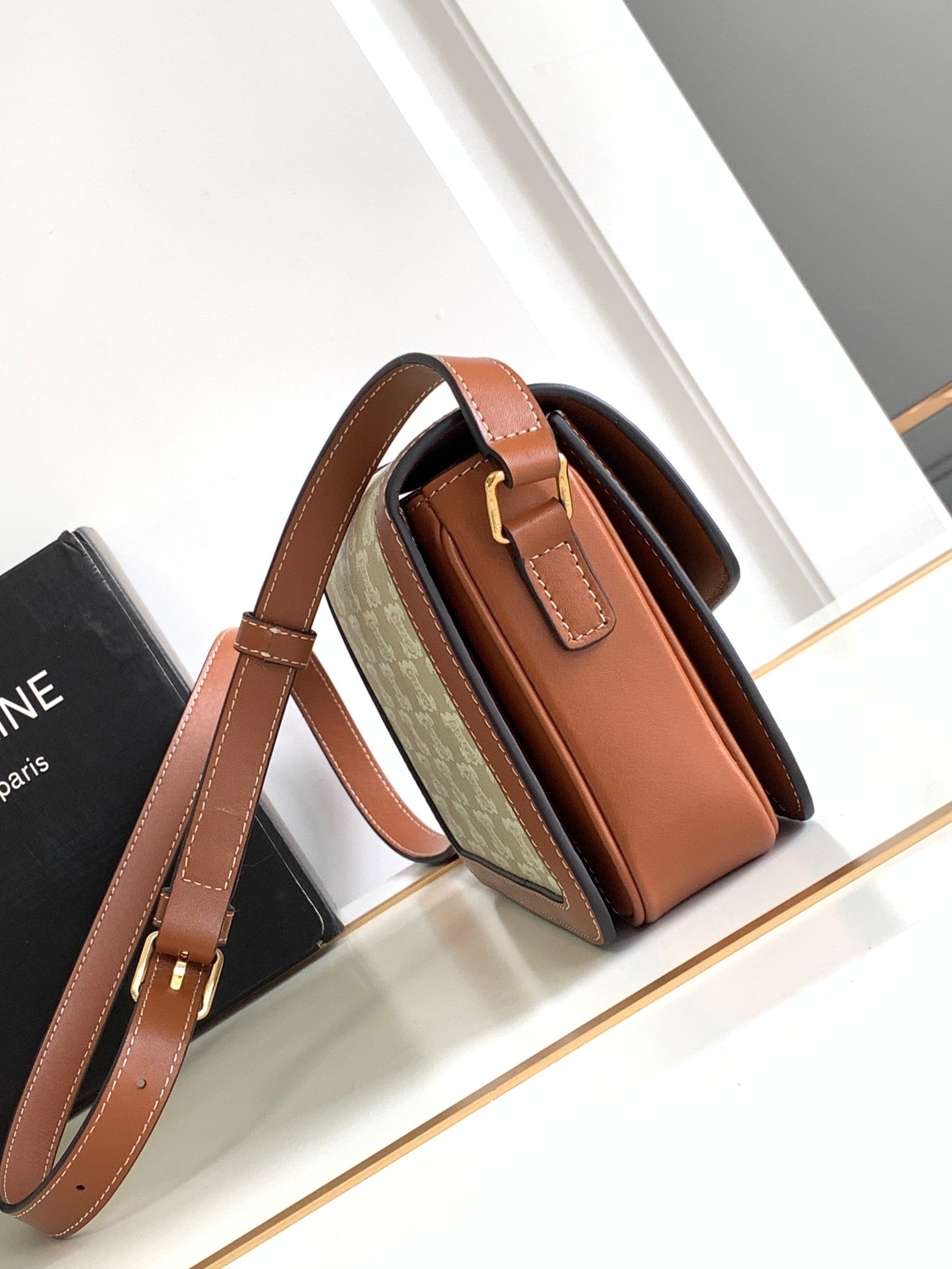 TEEN TRIOMPHE 18,5 CM TOILE MONOGRAMME BEIGE ET CUIR DE VEAU BRUN