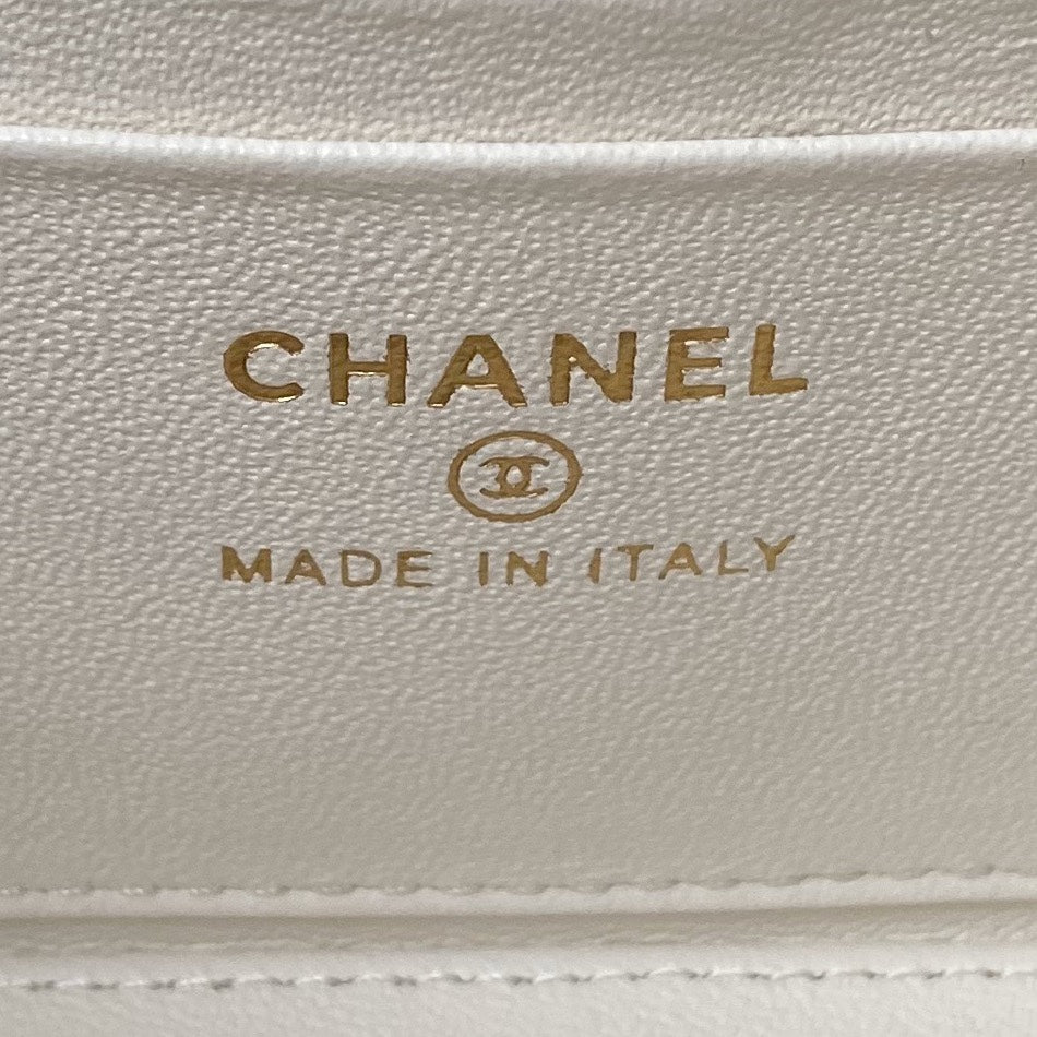 CC VANITY CASE 17CM WHITE LAMBSKIN GOLD HARDWARE