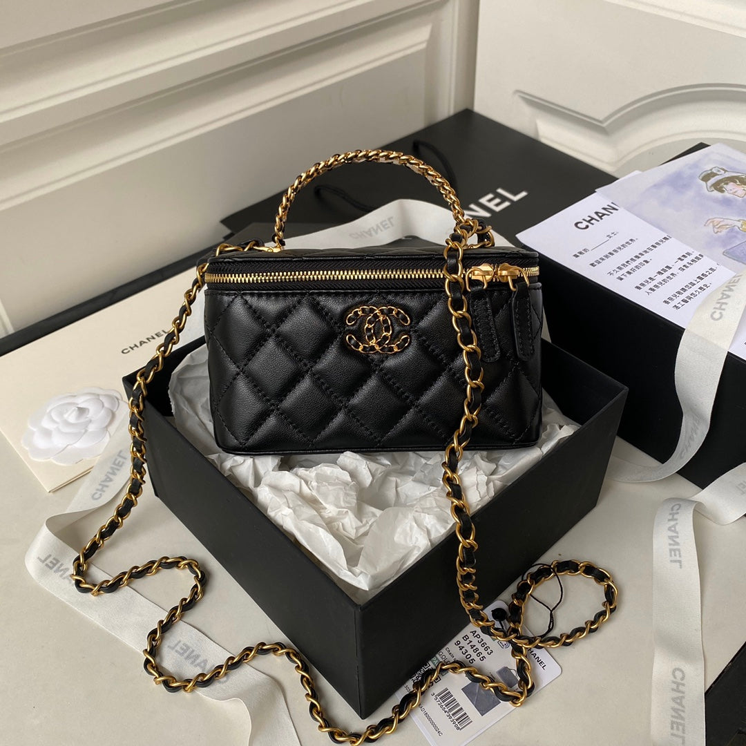 CC VANITY CASE 17CM BLACK LAMBSKIN GOLD HARDWARE