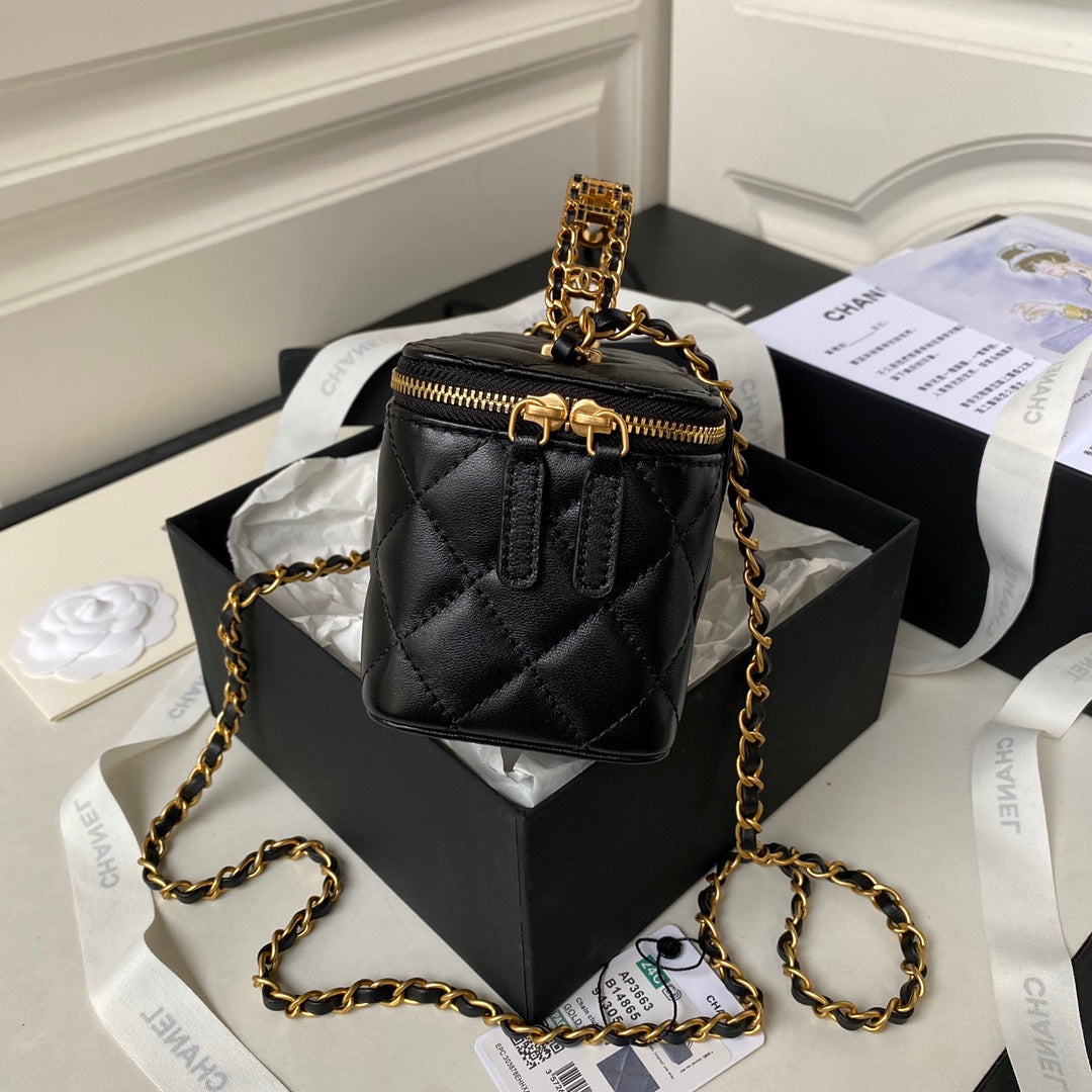 TROUSSE DE VANITY CC 17 CM EN CUIR D'AGNEAU NOIR QUINCAILLERIE DORÉ